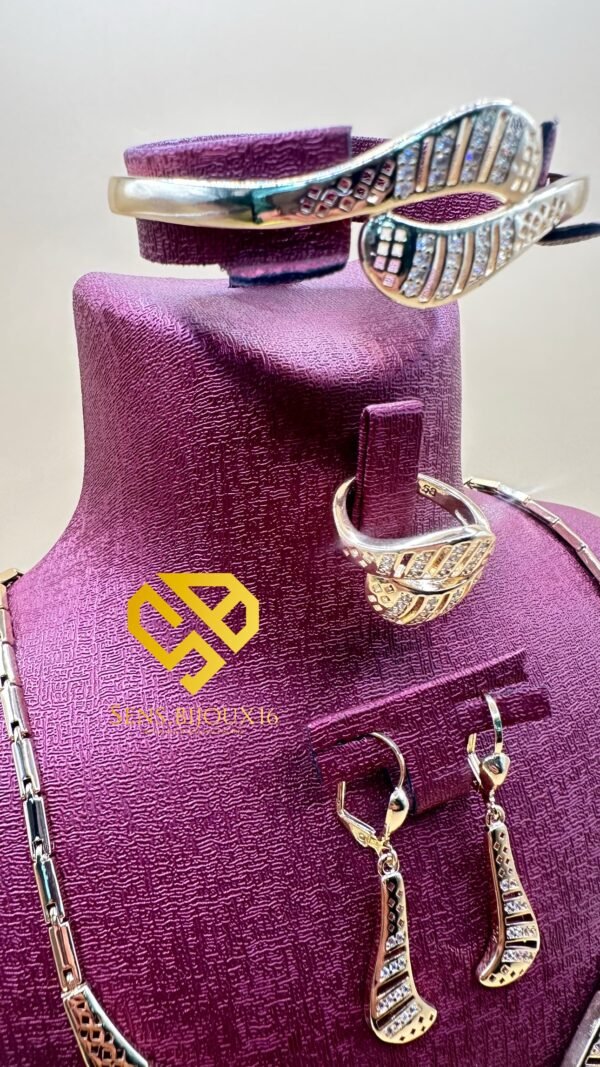 569d517e-c100-4ad4-9fd2-144a34ae19bf Parure XD plaquée Or 18K – Élégance identique à l’or