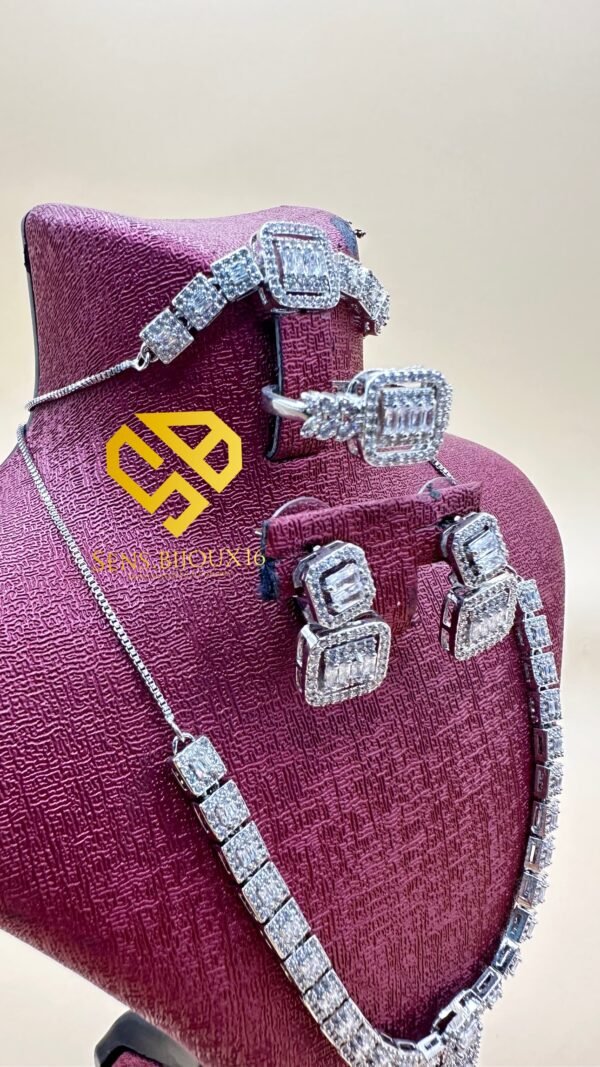 5e24805c-d56a-4e54-82cc-ff8c23199000-2 Parure en véritable zircon – acier inoxydable rhodié