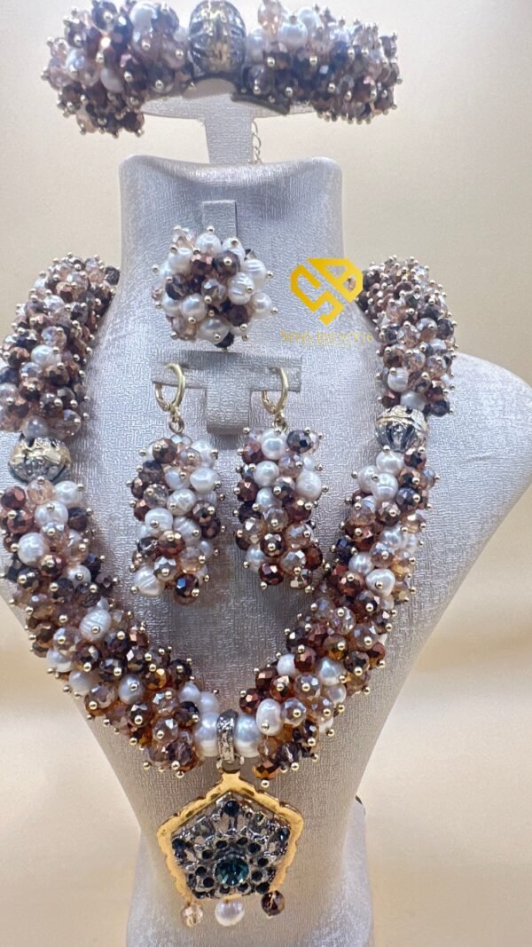 9624c911-aa76-4afd-9260-e04d12ec0ac1 Parure Traditionnelle Johar et Cristal – Marron – Garantie à Vie