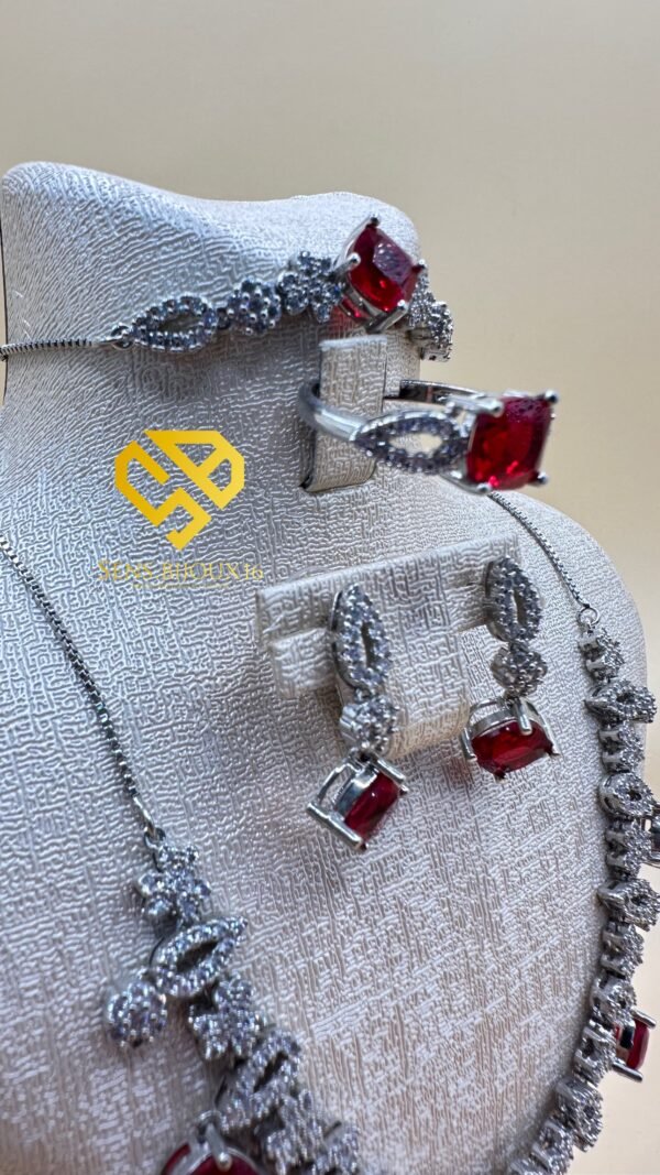 9a60dad3-7a8b-4ded-9bd2-010bcd69fe67 Parure en véritable zircon – acier inoxydable rhodié