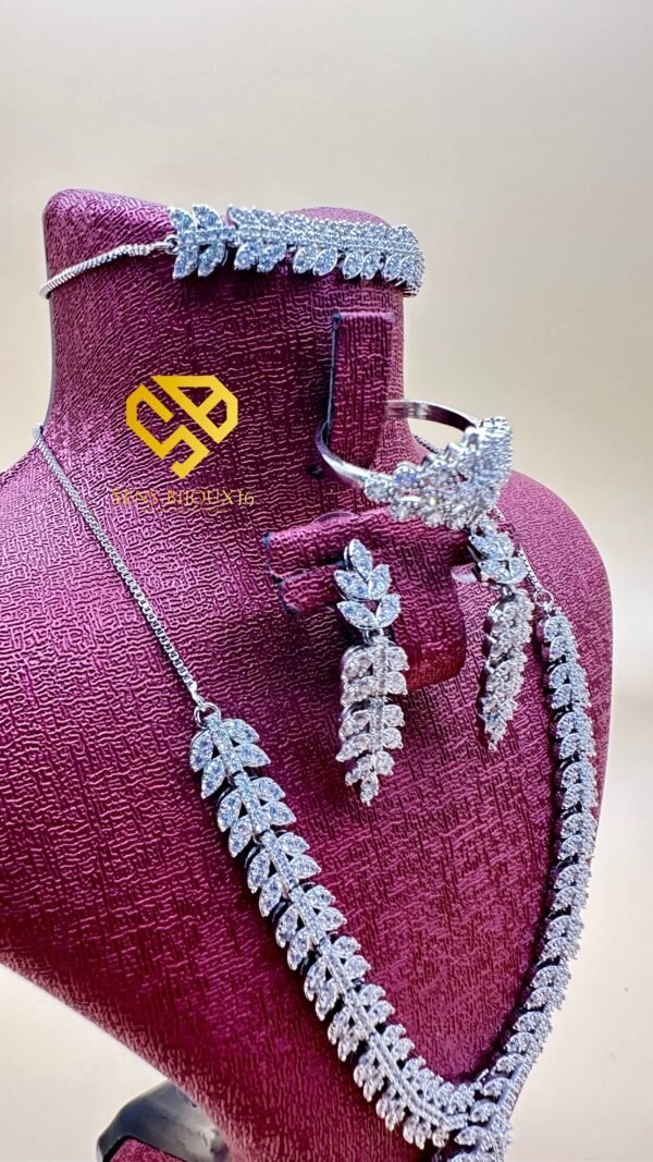 a27eb857-08a8-4c15-b8fc-852455c1bb69 Parure en véritable zircon – acier inoxydable rhodié