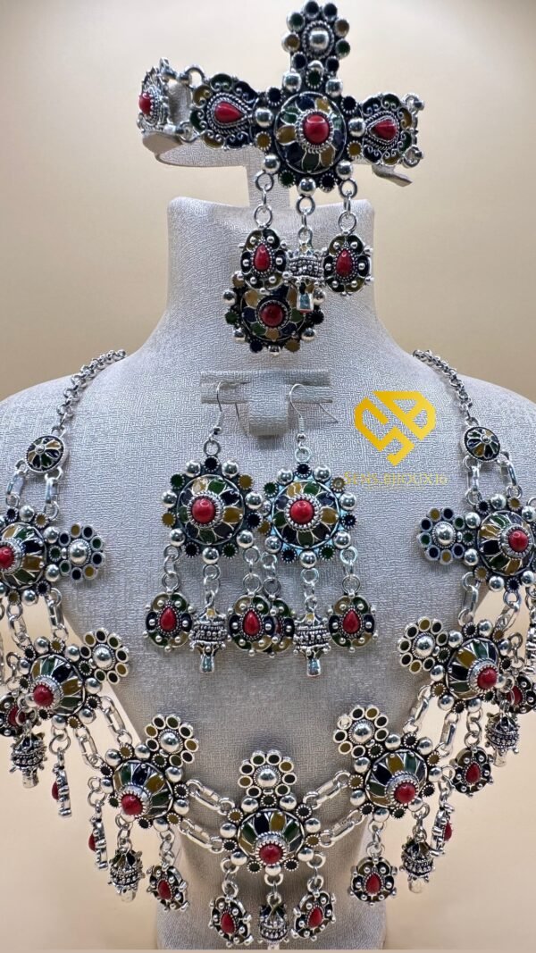 b6cbb507-a8a6-4a3f-8e3a-9c2435a16e04 Parrure thislith