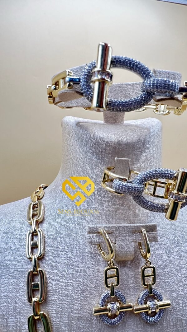 e8956f83-a52a-4d53-a724-ab09ad037923 Parure hermes en Acier Inoxydable Doré 18 Carats – Garantie 10 Ans