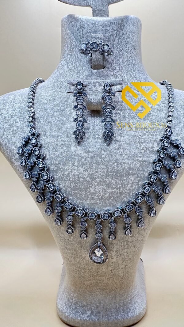 e9383b00-e9ce-4942-b940-db30b2b0456b Parure en véritable zircon – acier inoxydable rhodié