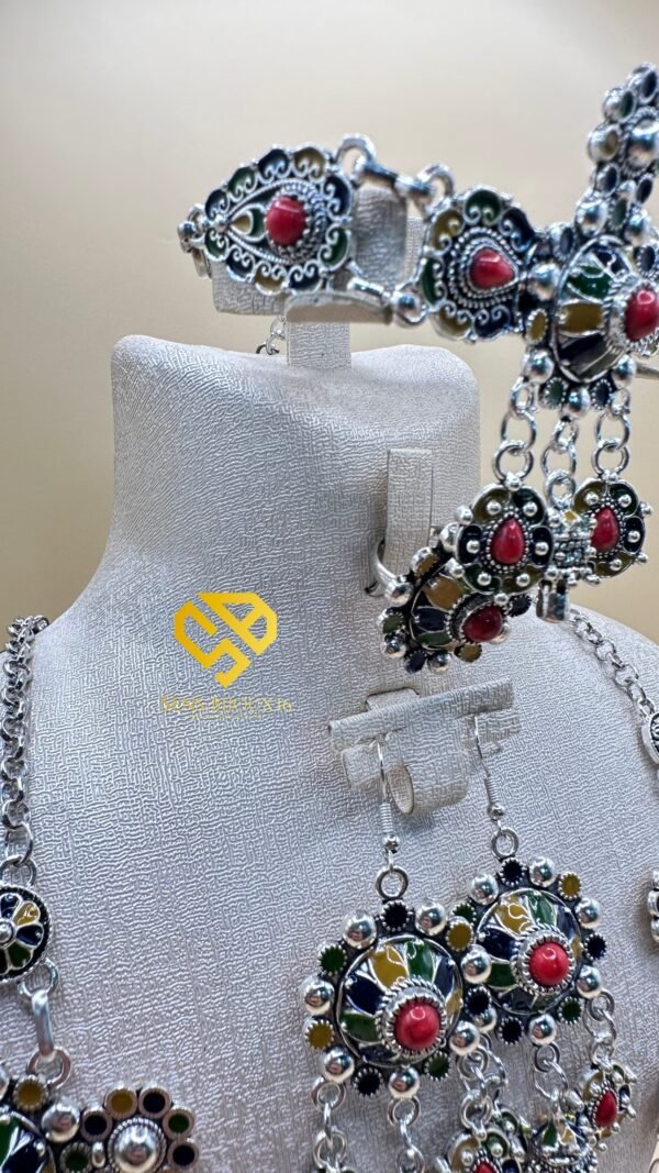 fdb43c37-9e06-4d7a-8d46-037030a7cf4d Parrure thislith