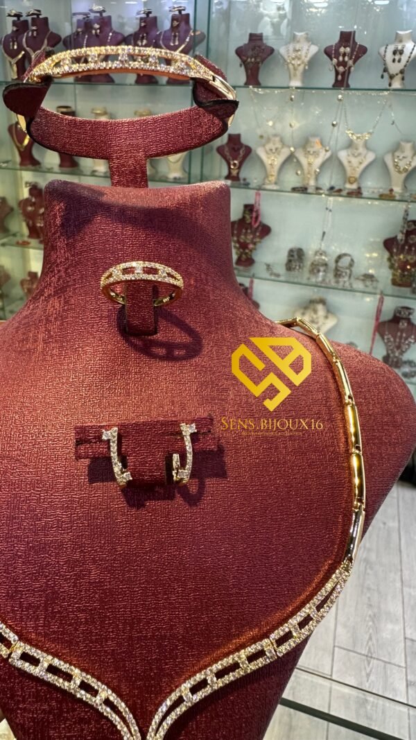 69b4623f-2ab6-4f20-9d01-851315d480fa ✨ Parure en Plaqué Or 18 Carats – Élégance Moderne & Intemporelle